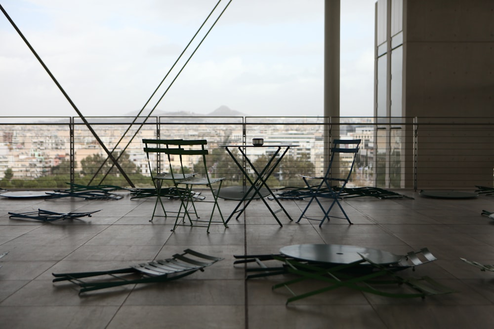 a bunch of chairs that are sitting on a floor