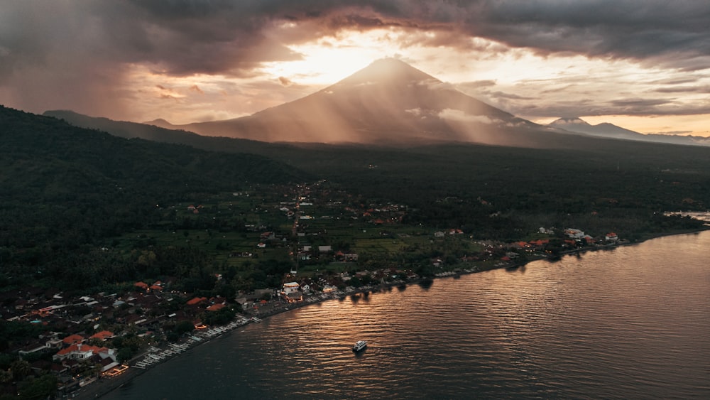 Una gran masa de agua con una montaña al fondo