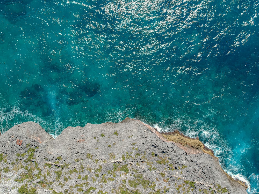 Une vue plongeante sur l’océan et les rochers