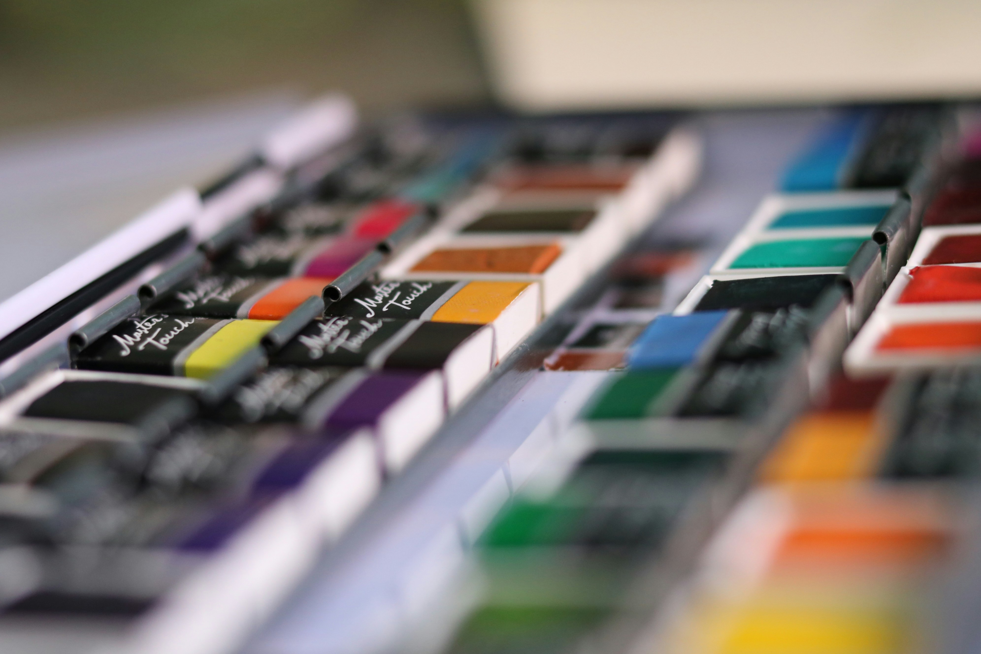 a close up of a bunch of different colored eyeshades