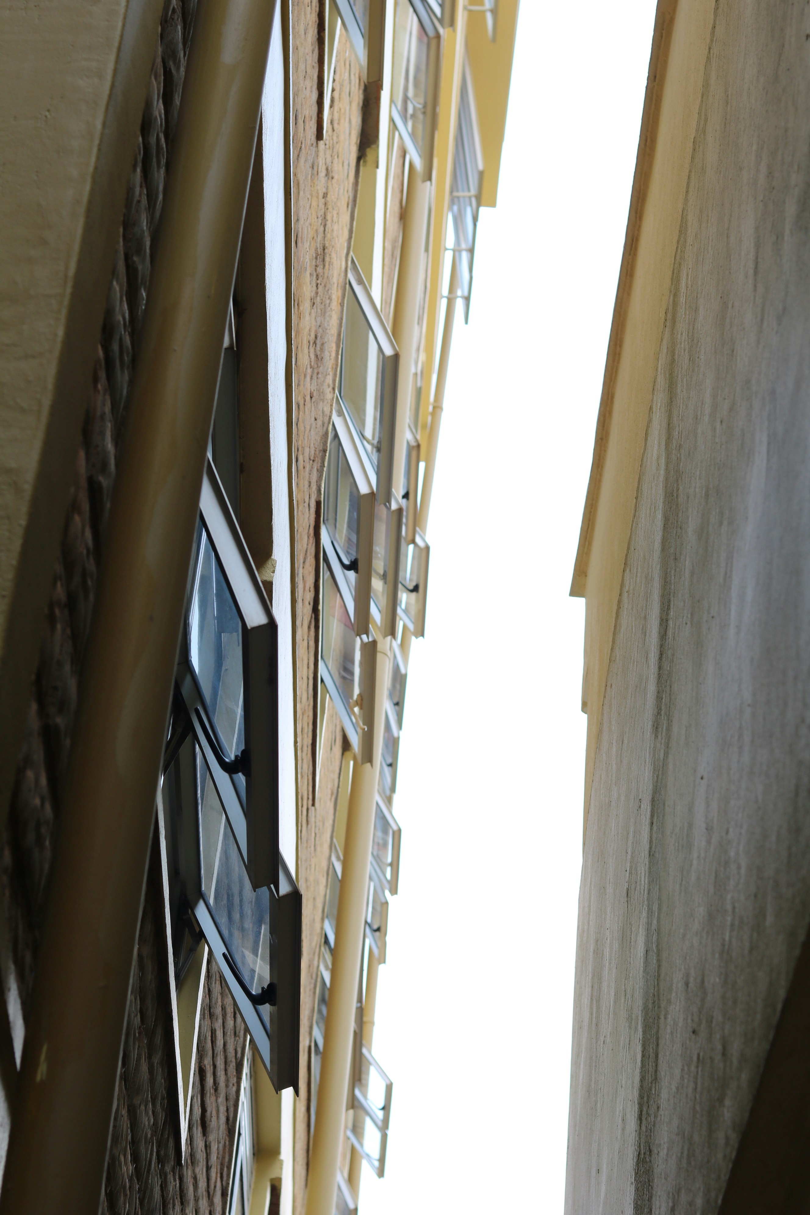 un feu de circulation monté sur le côté d’un bâtiment