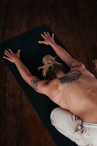 chico joven haciendo asanas y yoga en Pamplona
