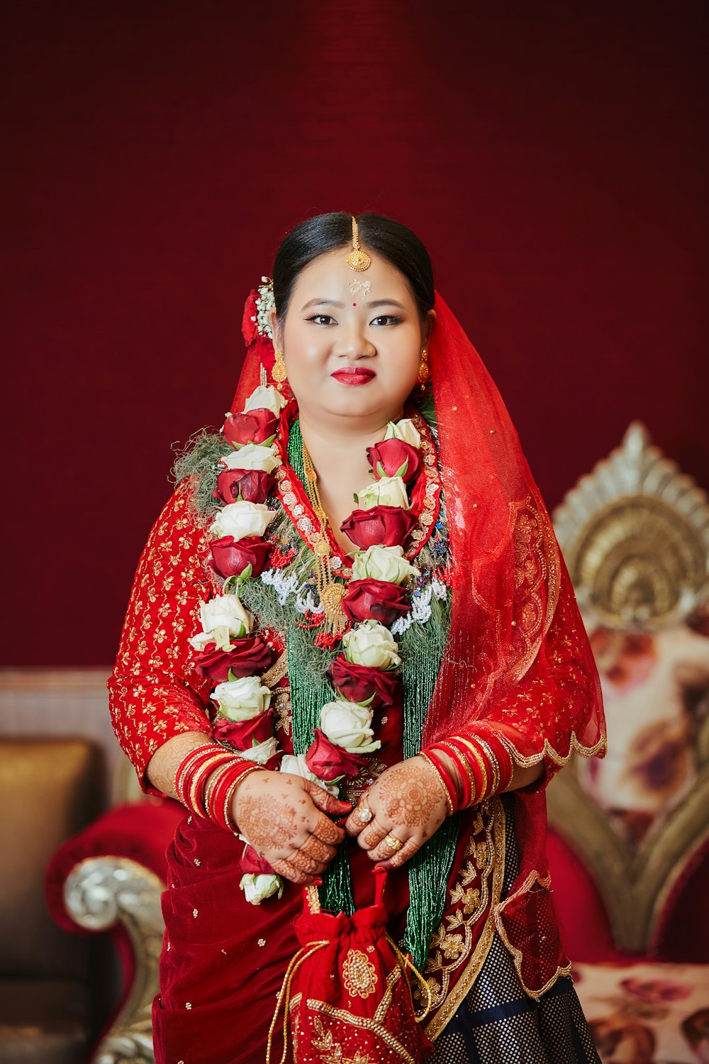 Foto Una mujer con un traje de boda rojo y dorado – Imagen Nepal gratis en  Unsplash