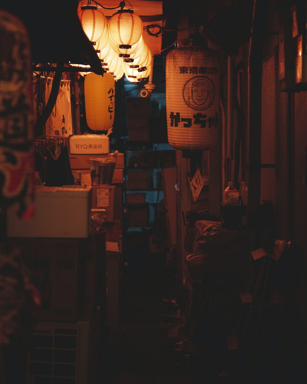 um beco escuro com muitas luzes penduradas no teto