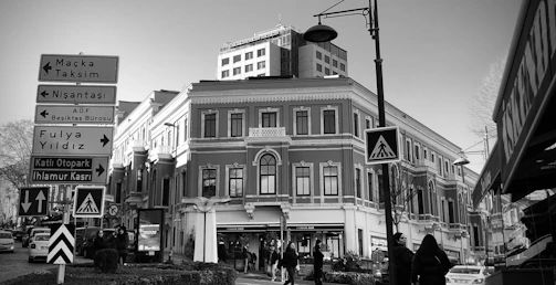 Close-up of a street corner with a 360-degree photo overlay and a clickable address link.