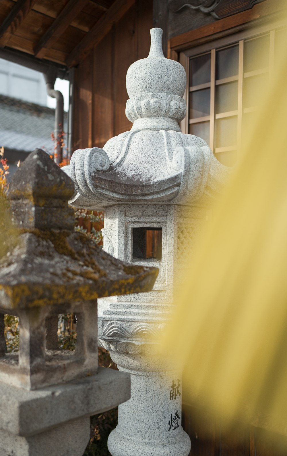 Una estatua de un Buda frente a un edificio