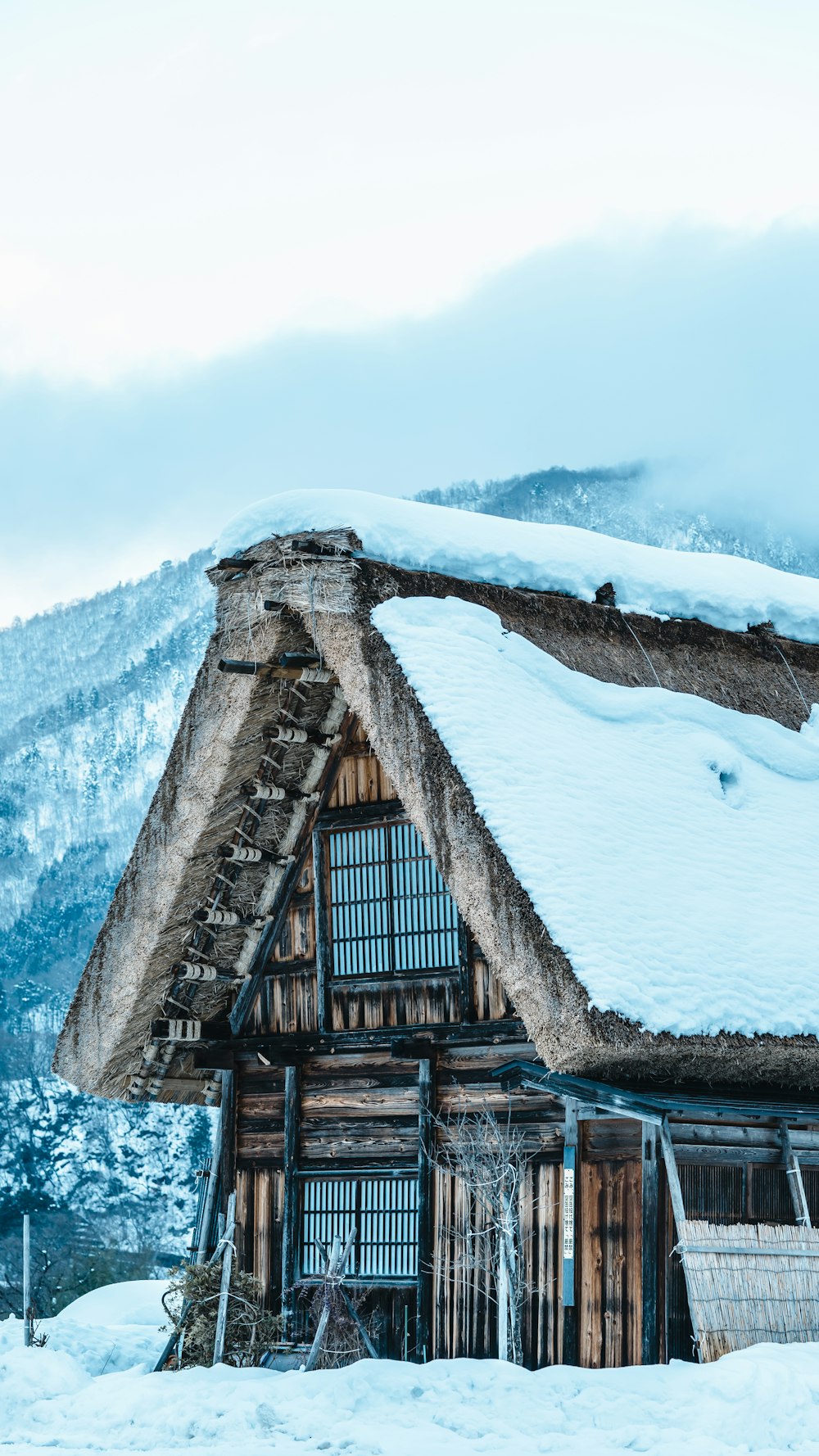 Ein Haus mit einem mit Schnee bedeckten Strohdach