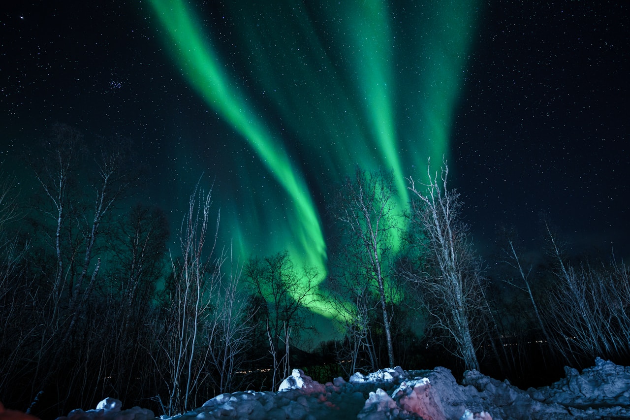Green aurora over night sky long exposure — astronomy photography