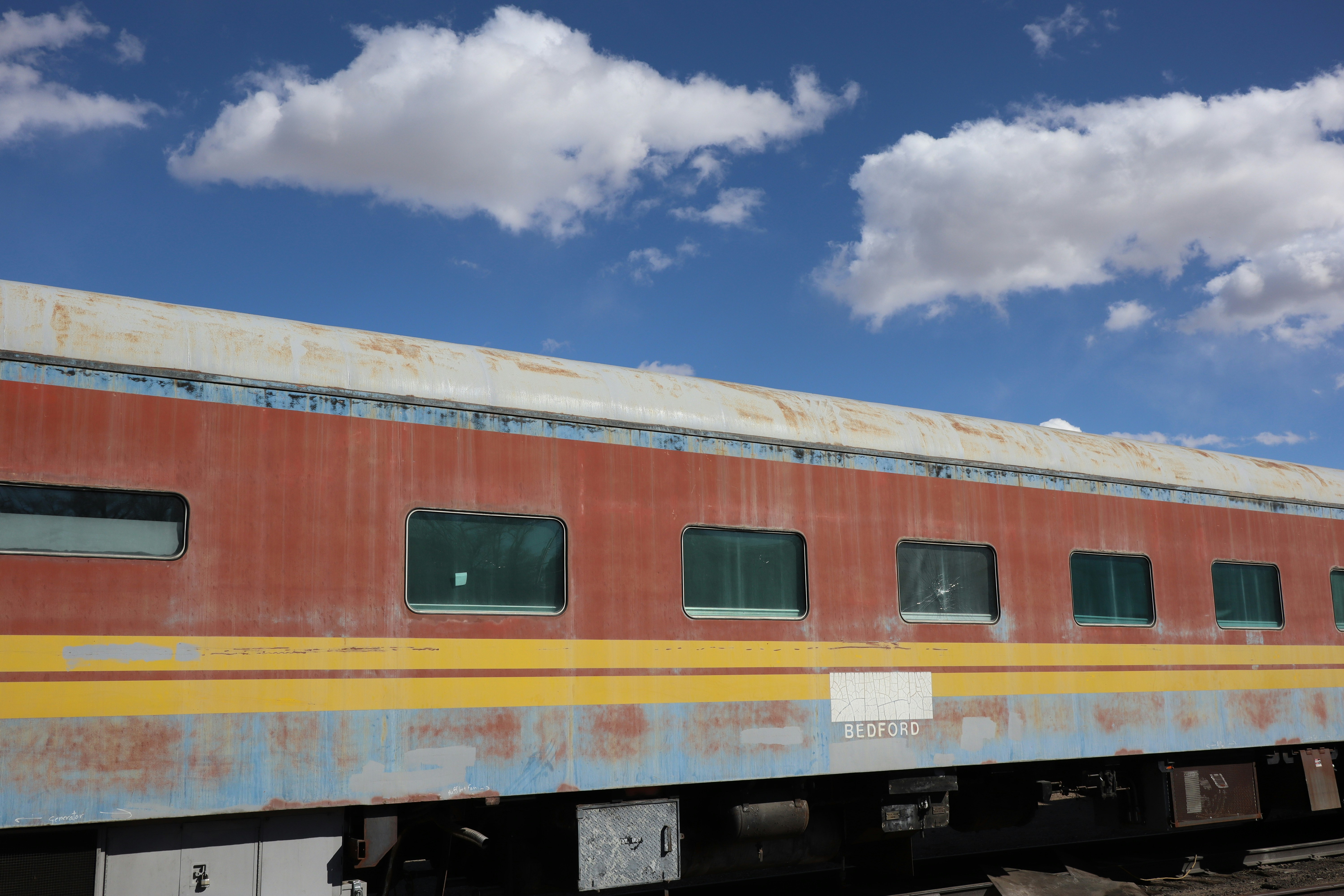 um vagão de trem enferrujado sentado nos trilhos
