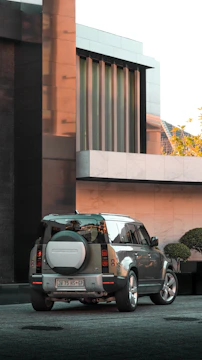 Chery Tiggo8csh parked near a modern building.