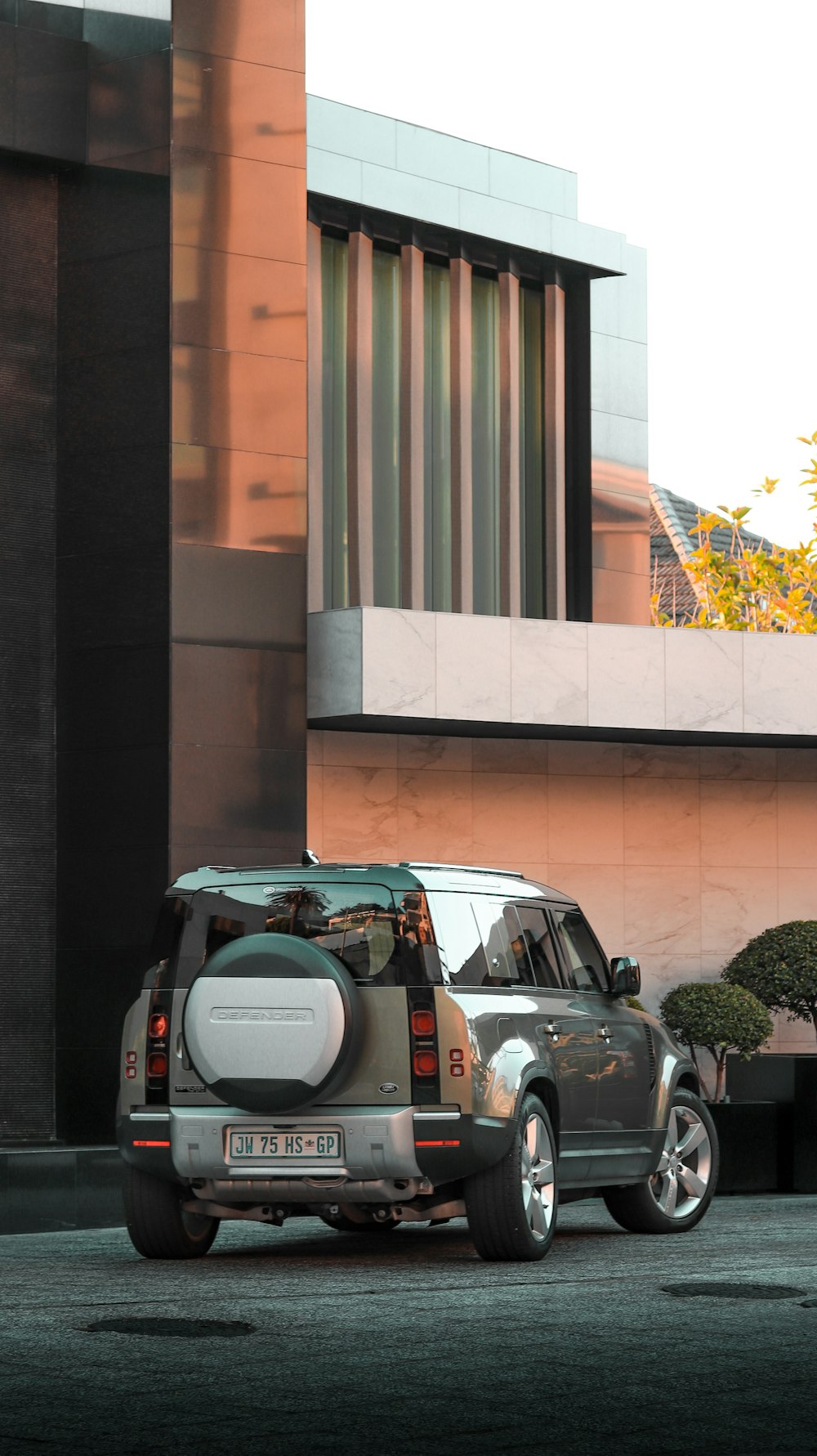 Ein silbernes Auto parkt vor einem Gebäude