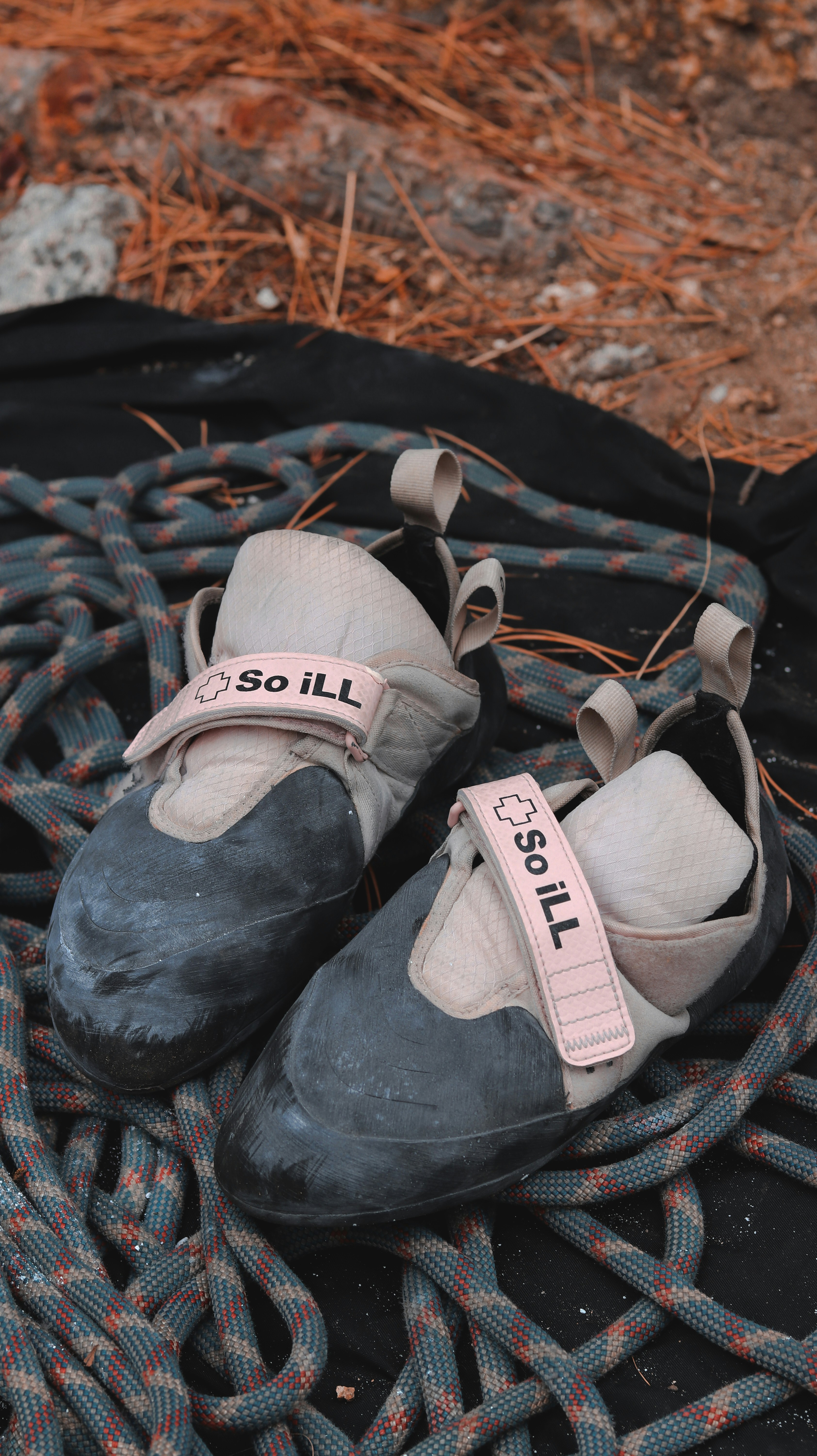 ein Paar Schuhe, die auf einem Seil sitzen