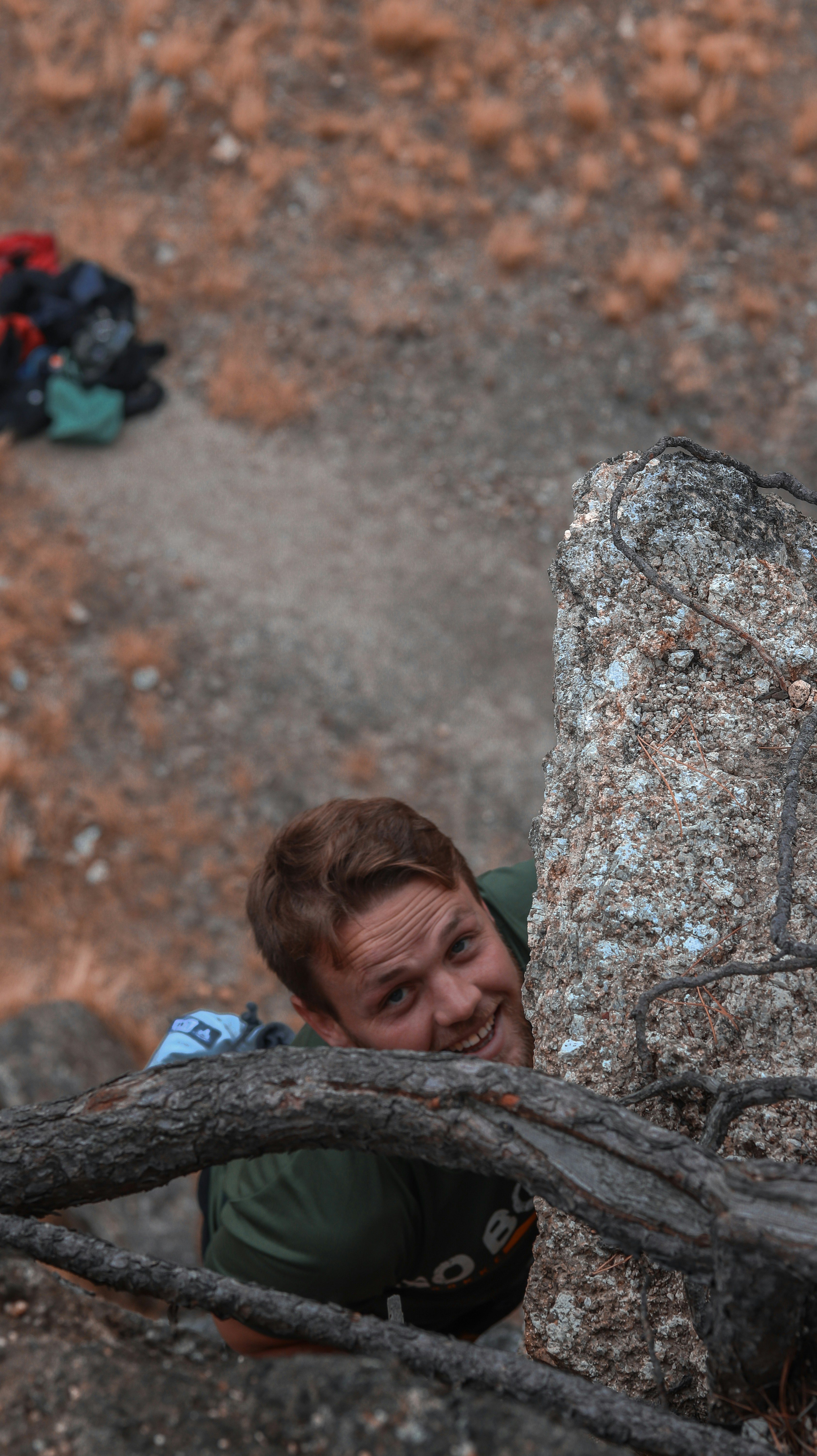 Ein Mann, der die Seite eines Berges hinaufklettert