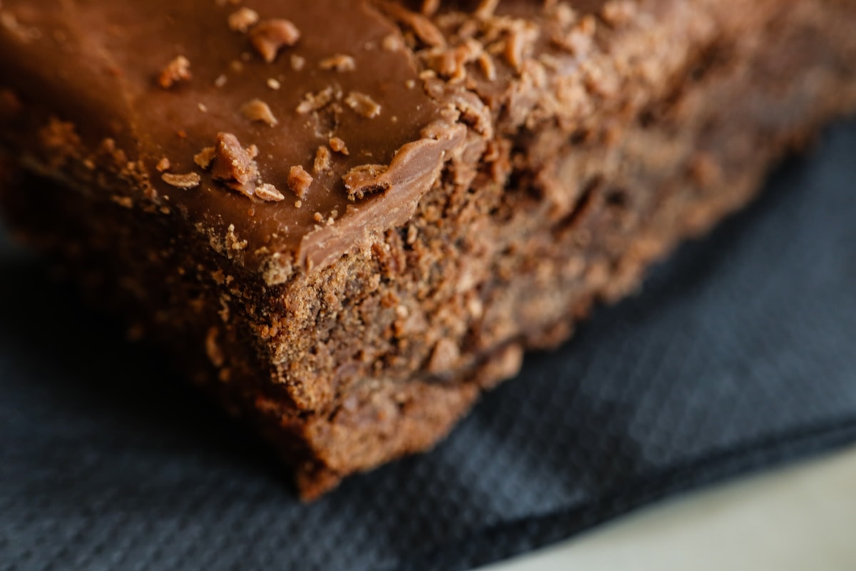 The Science of Fudgy vs Cakey Brownies: What Makes the Difference?