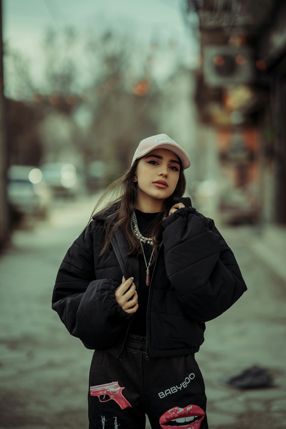 Une femme debout sur le bord d’une rue