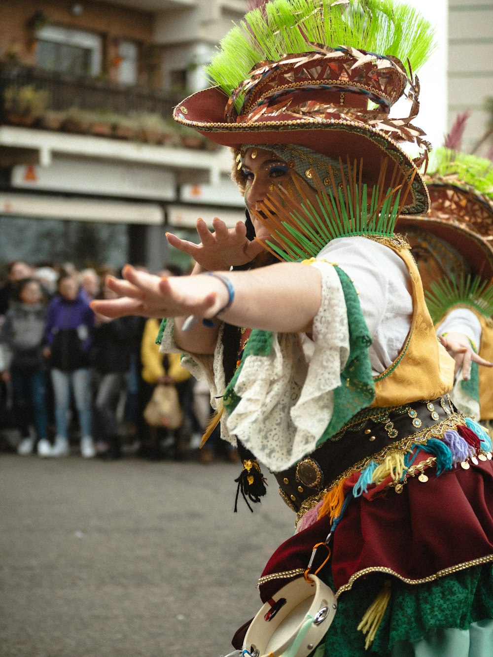 Eine Frau in einem Kostüm tanzt in einer Parade