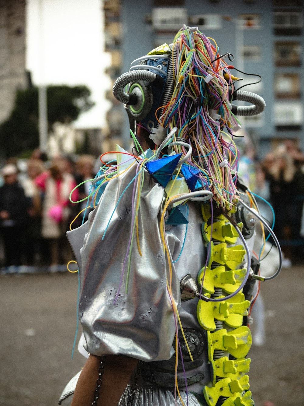 Una mujer disfrazada con cables atados a su cabeza