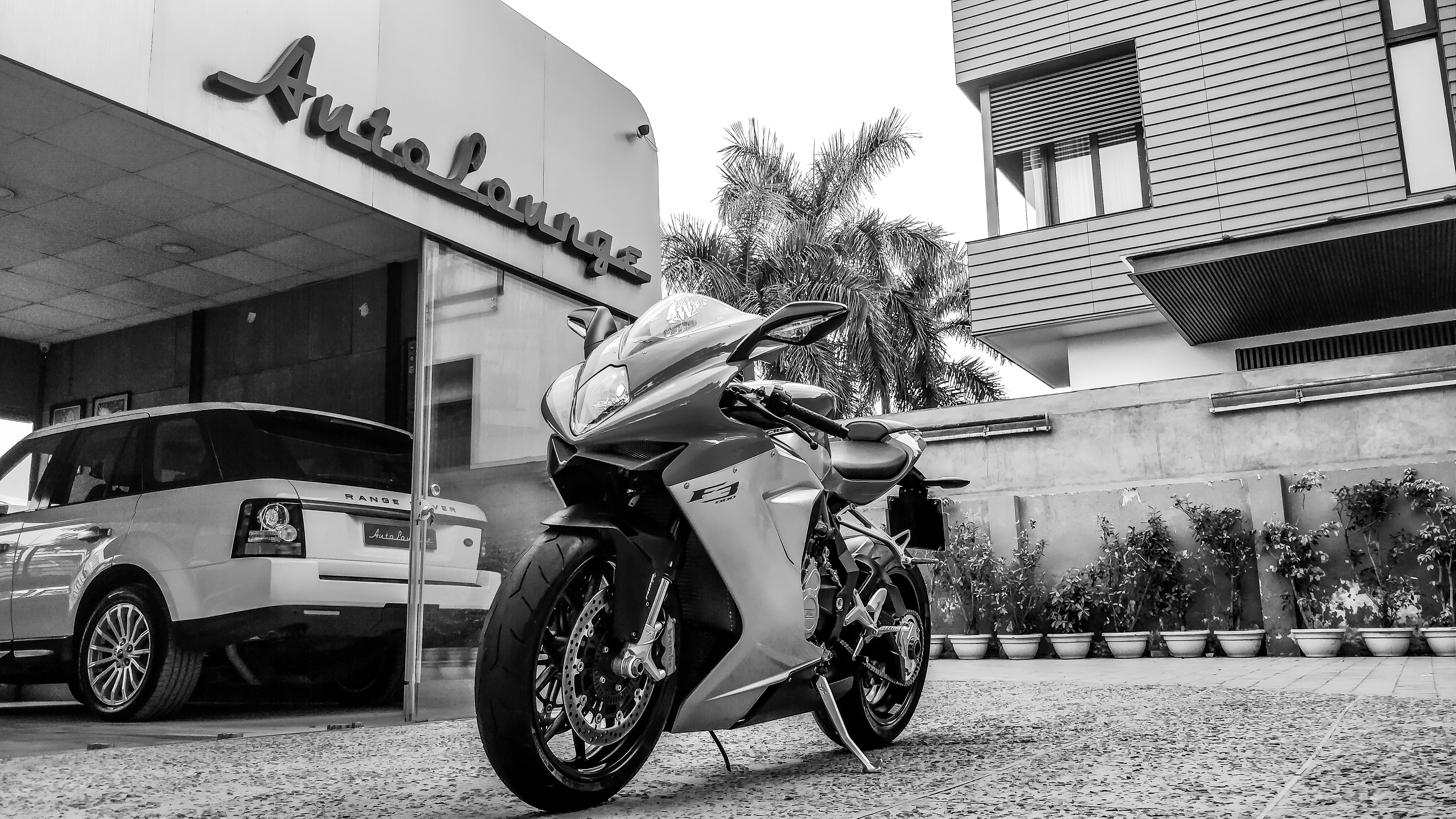 sepeda motor yang diparkir di depan gedung