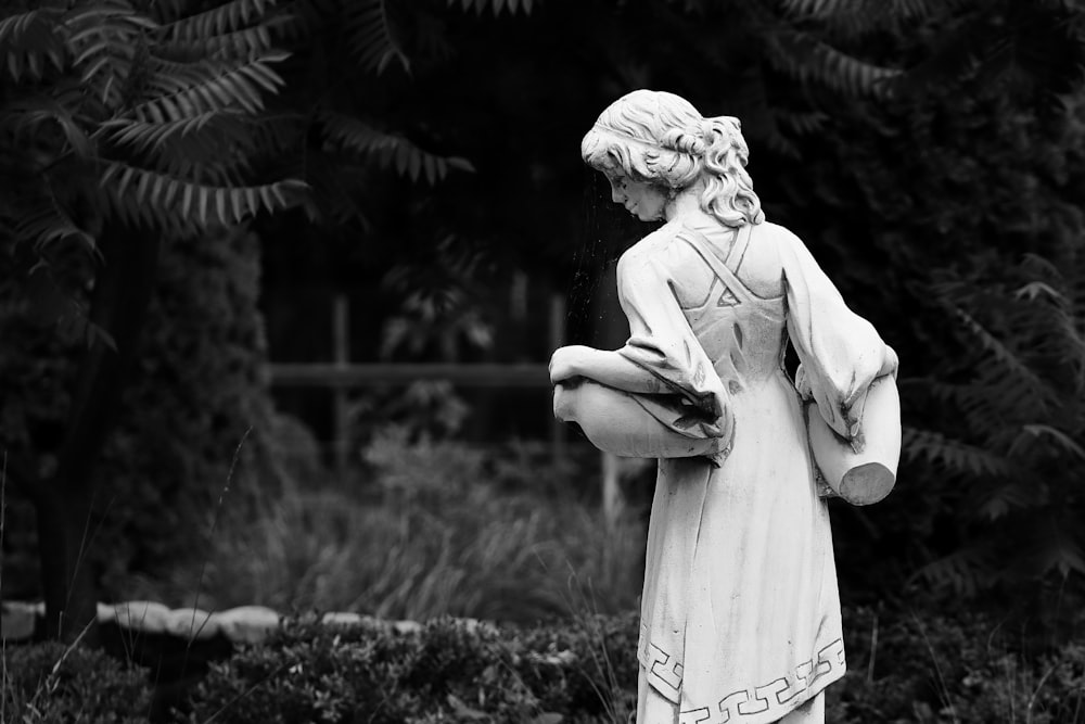 Una foto in bianco e nero di una statua di una donna
