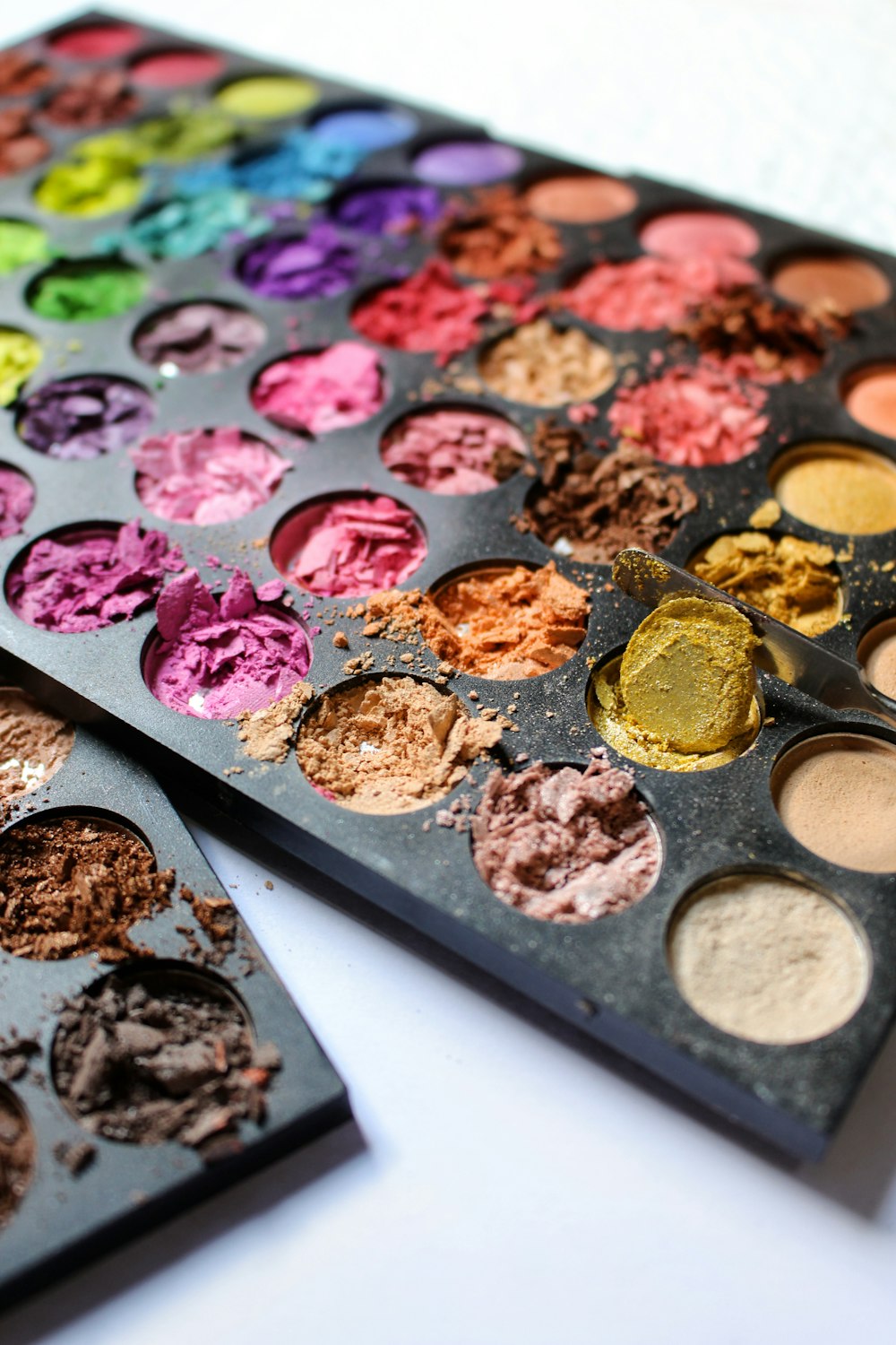 Eine Nahaufnahme einer Palette von Make-up