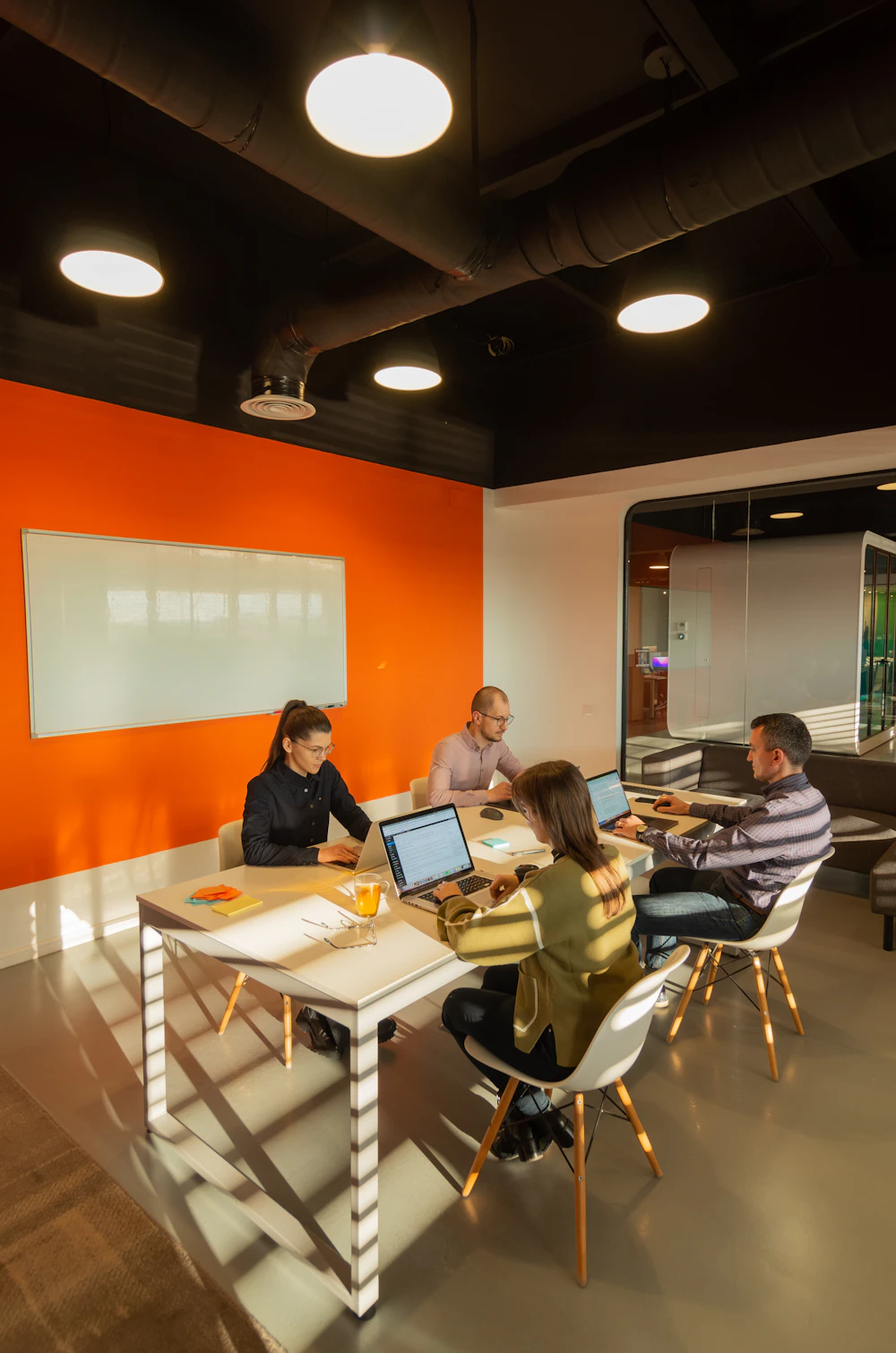 Equipo de trabajo en una reunión colaborativa