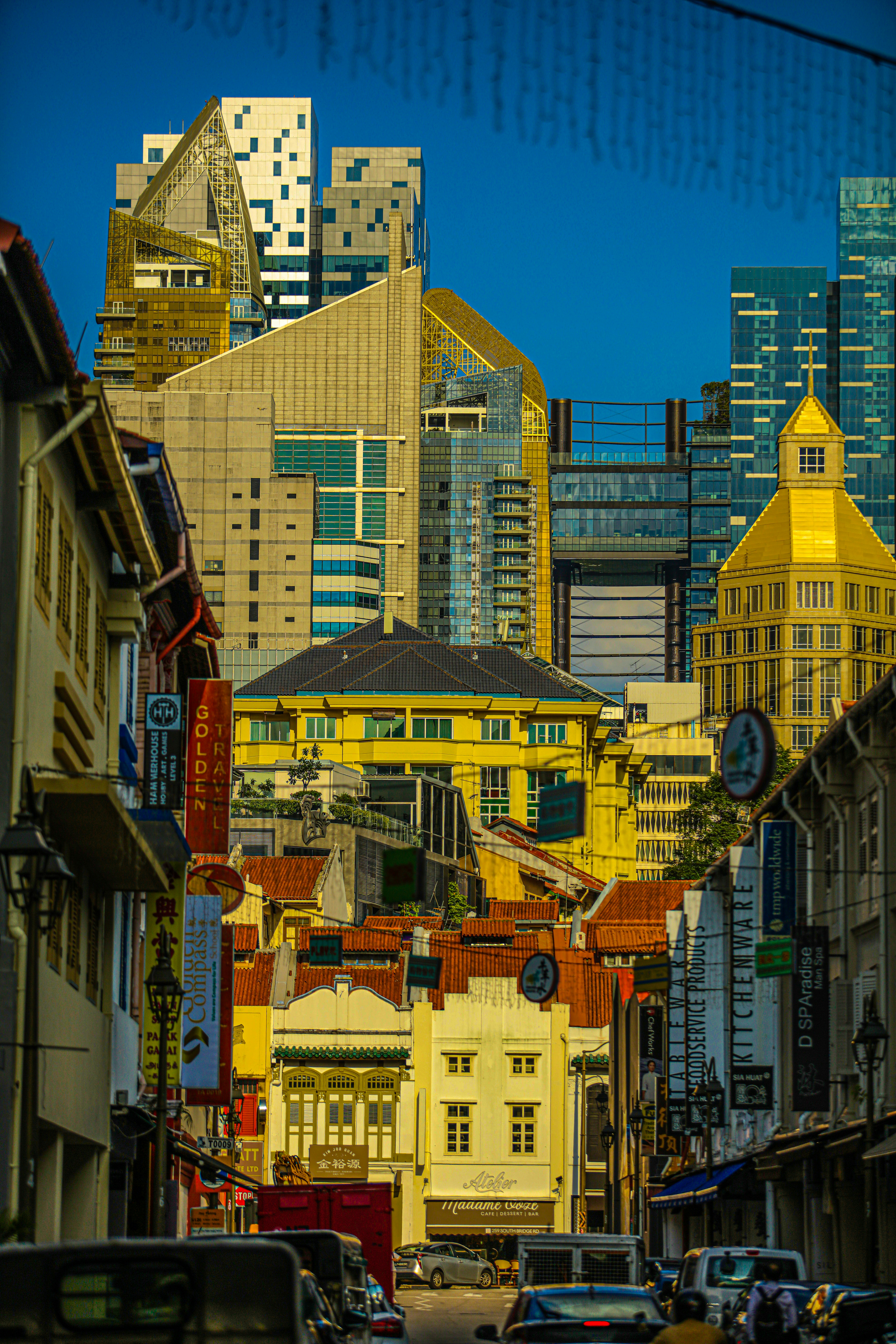 高層ビルが立ち並ぶ街の通り