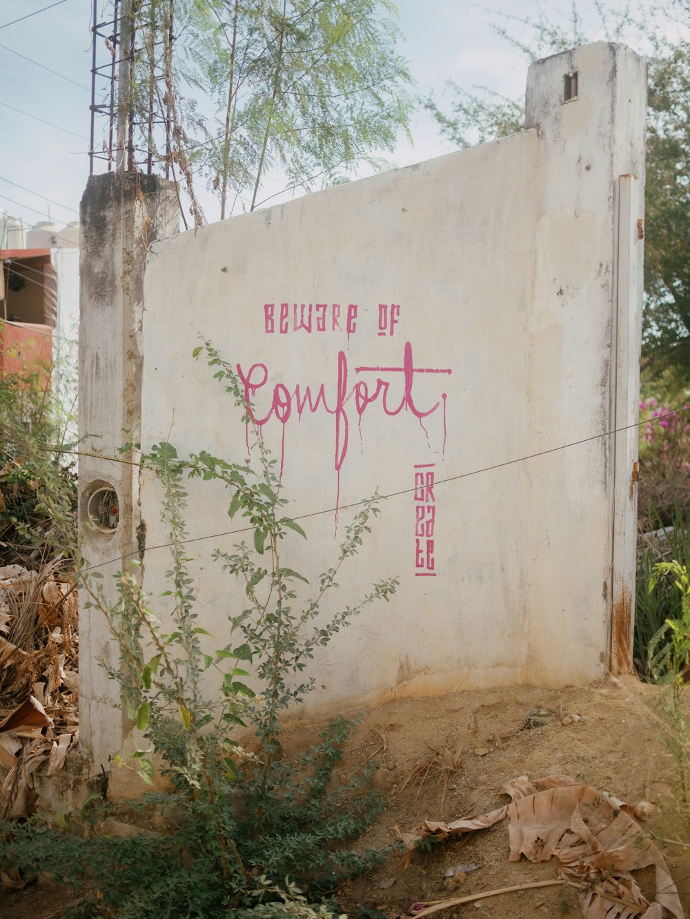 Graffiti su un muro che dice attenzione al comfort