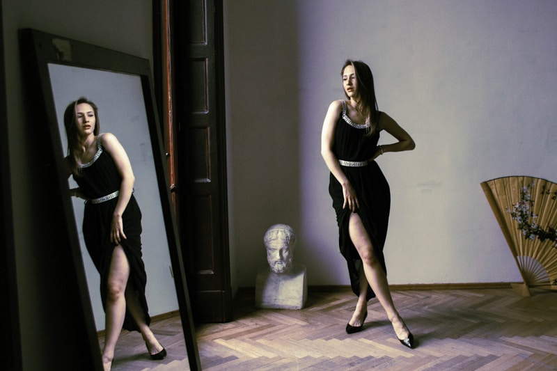 Černé šaty u zrcadla