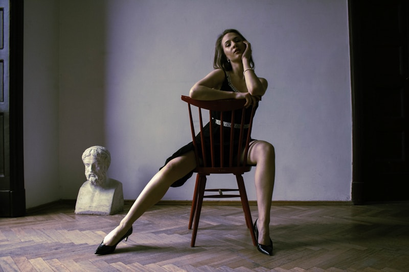 Dáma v pokoji na židli