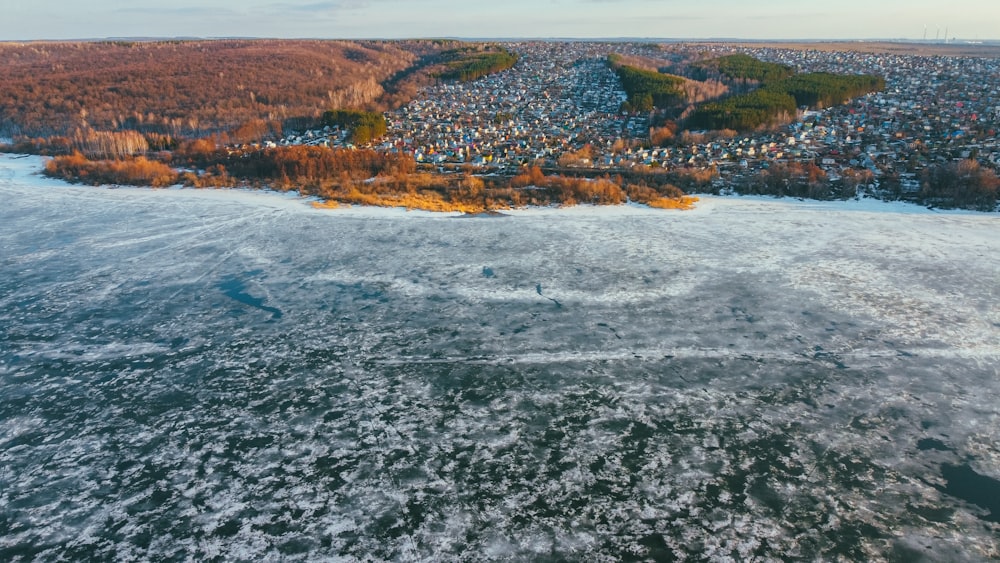 une vue aérienne d’un lac entouré d’arbres