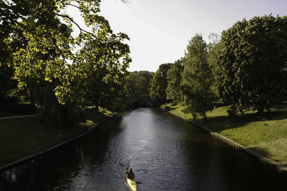 Una persona in un kayak nel mezzo di un fiume