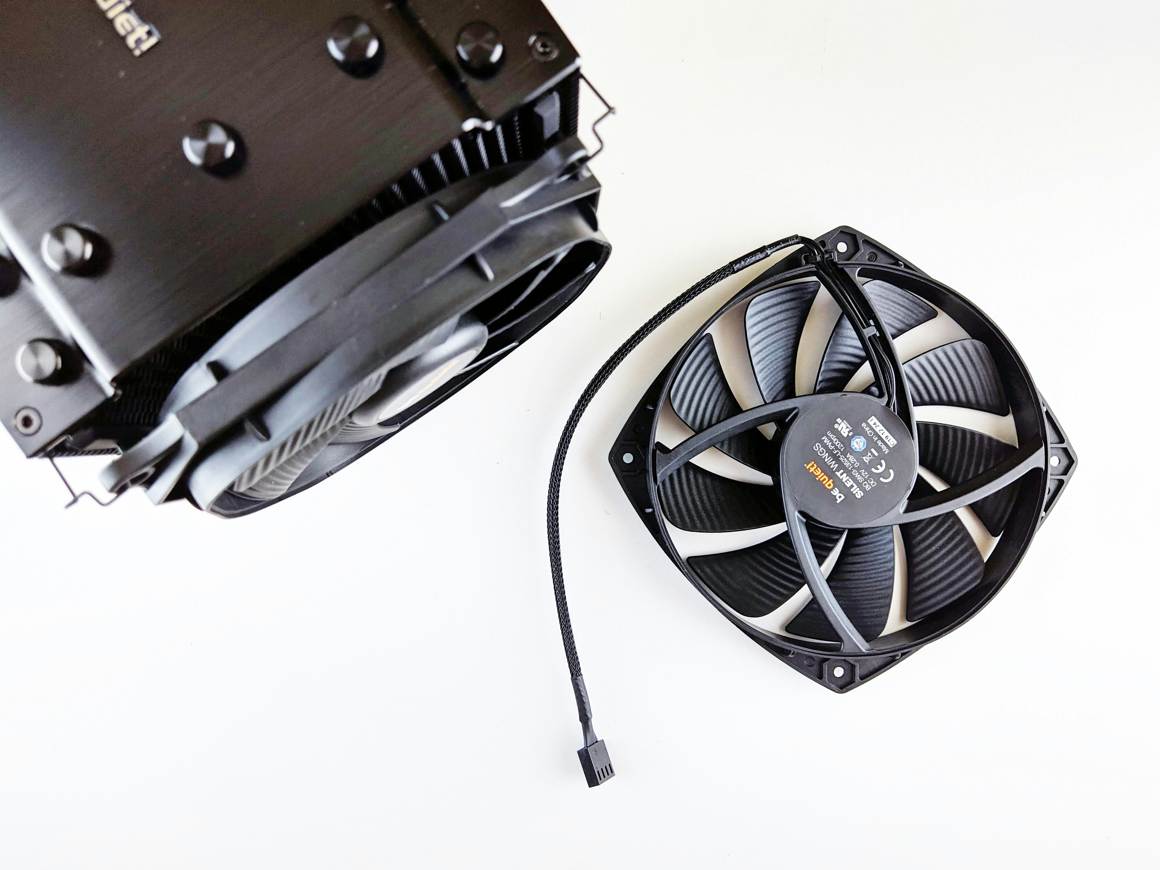 白い表面に黒いファンと白いファン