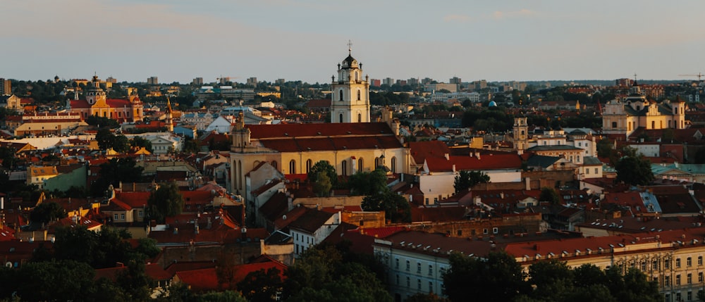 Una vista de una ciudad con una torre del reloj