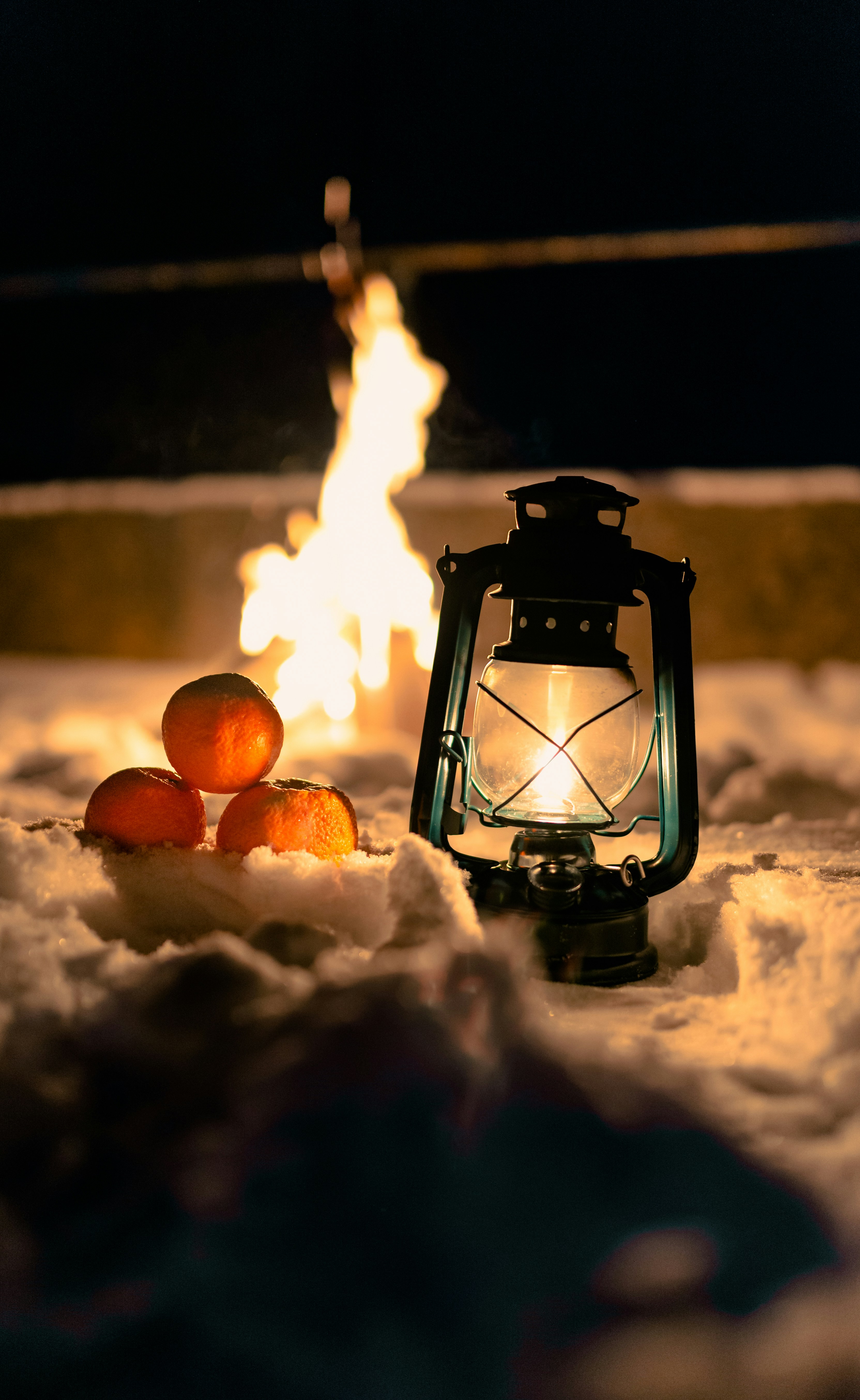 une lanterne posée au-dessus d’un tas de neige