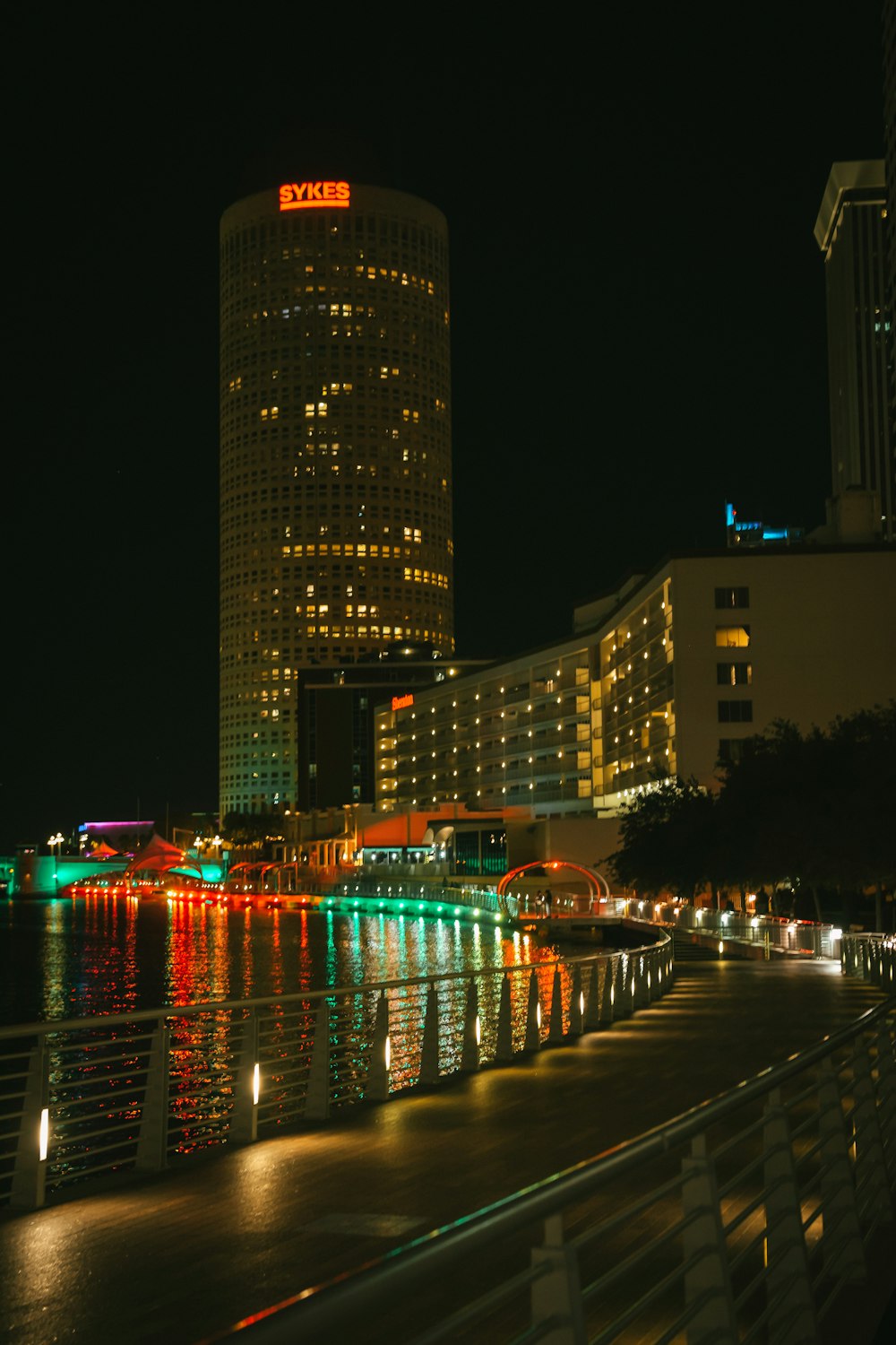 Eine Stadt bei Nacht mit Lichtern, die sich im Wasser spiegeln
