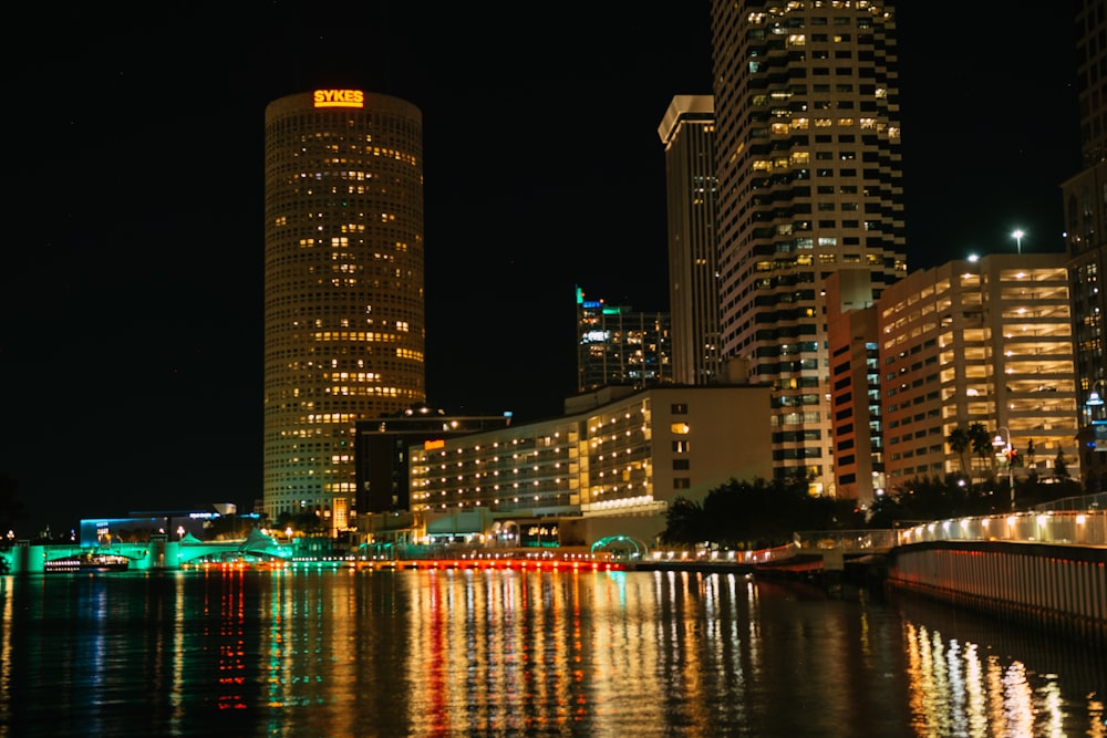 Una ciudad de noche con luces reflejadas en el agua