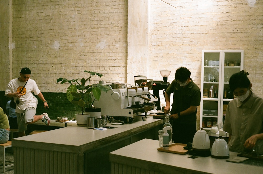 un gruppo di persone che lavorano in un bar