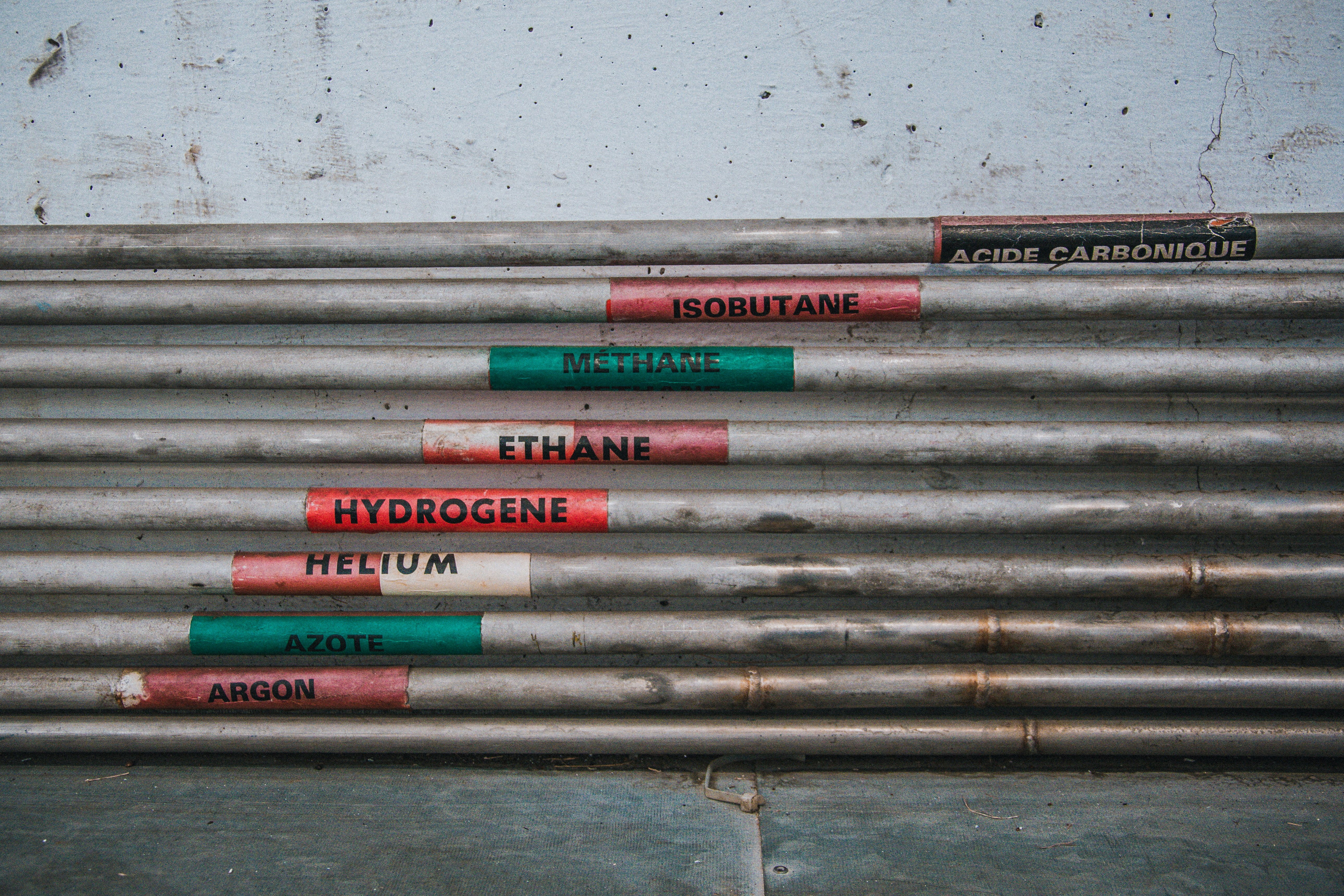 a bunch of metal pipes with red and green signs on them