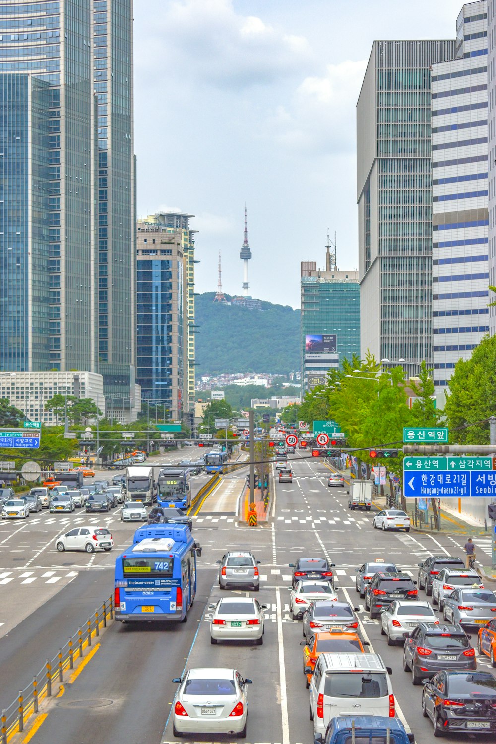 a busy city street filled with lots of traffic