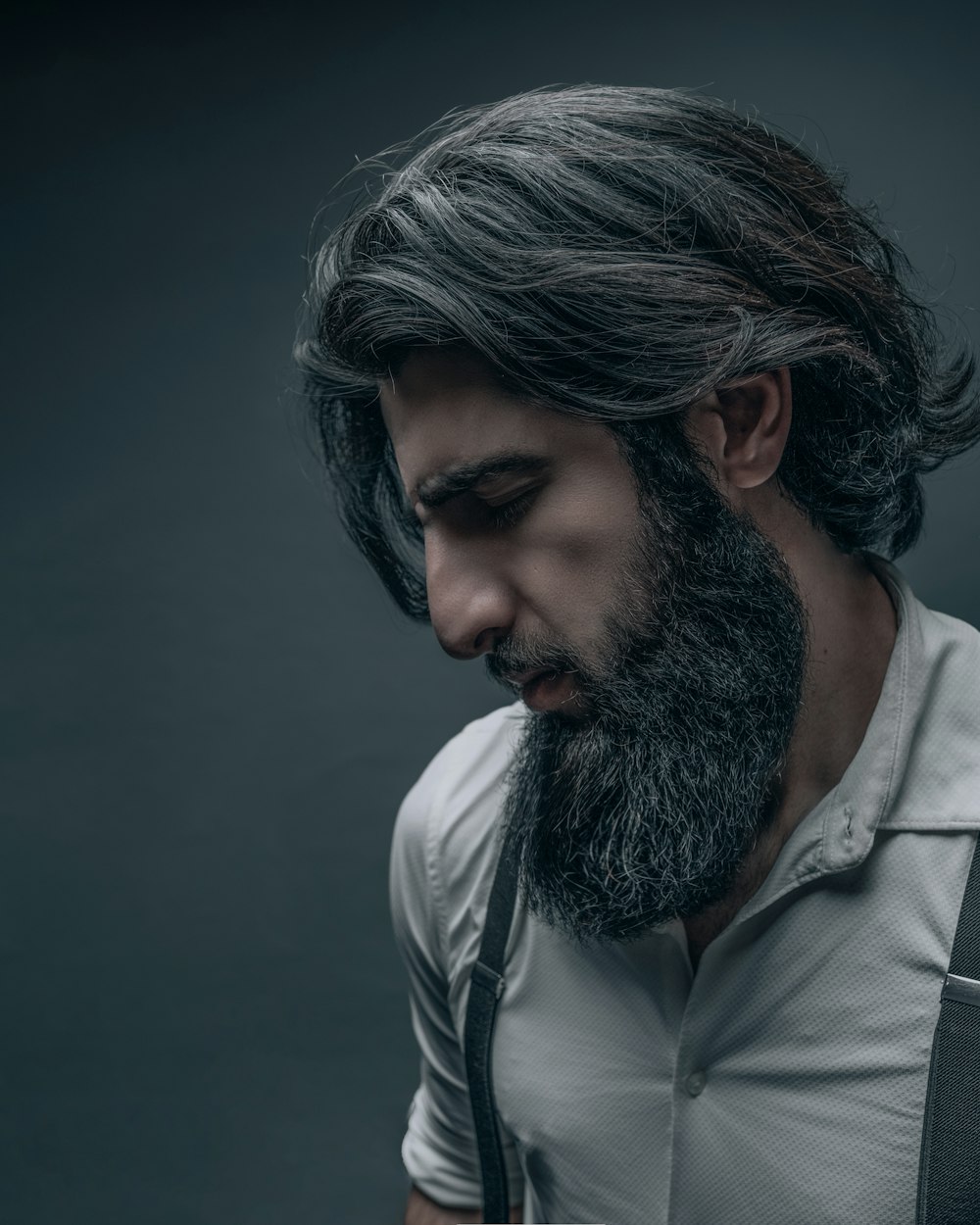 a man with a beard and a white shirt photo – Free Face Image on Unsplash