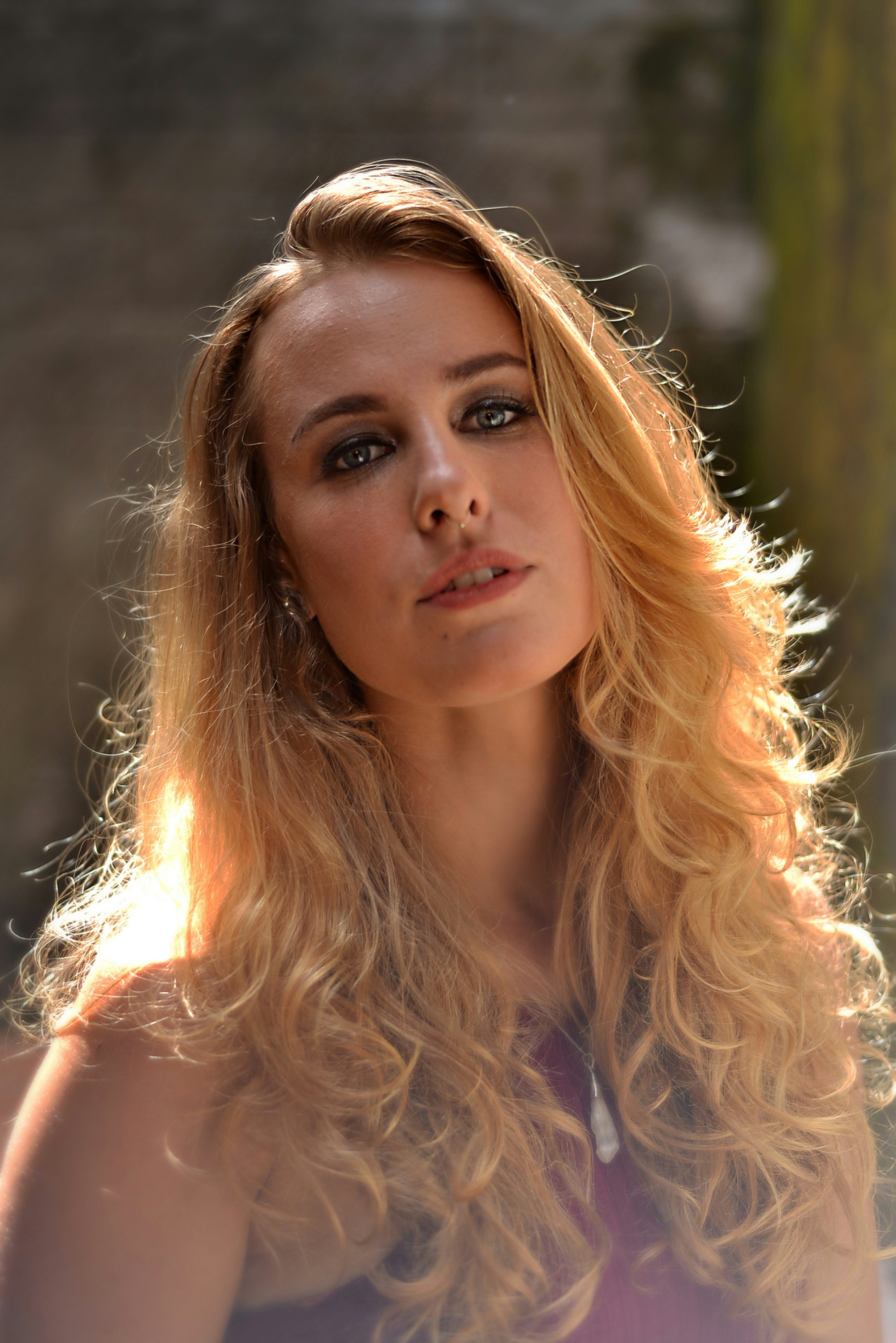 写真のポーズをとる長いブロンドの髪の女性