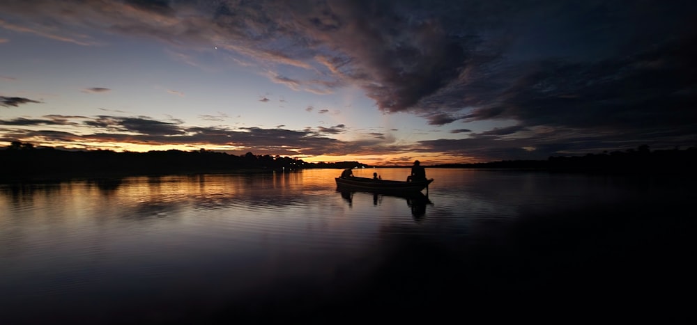 Ein Boot, das auf einem See unter einem bewölkten Himmel schwimmt