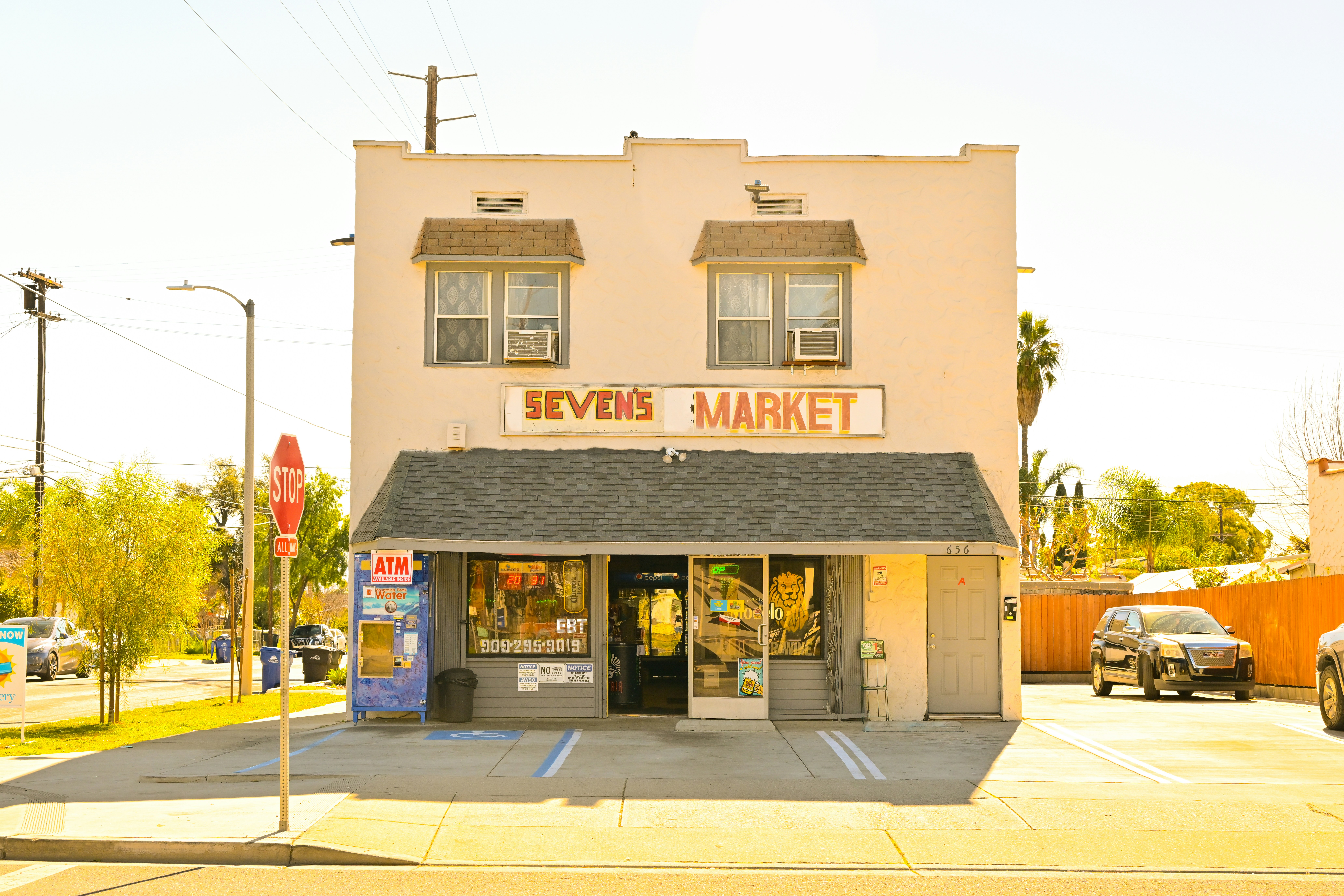 eine Ladenfront mit davor geparkten Autos