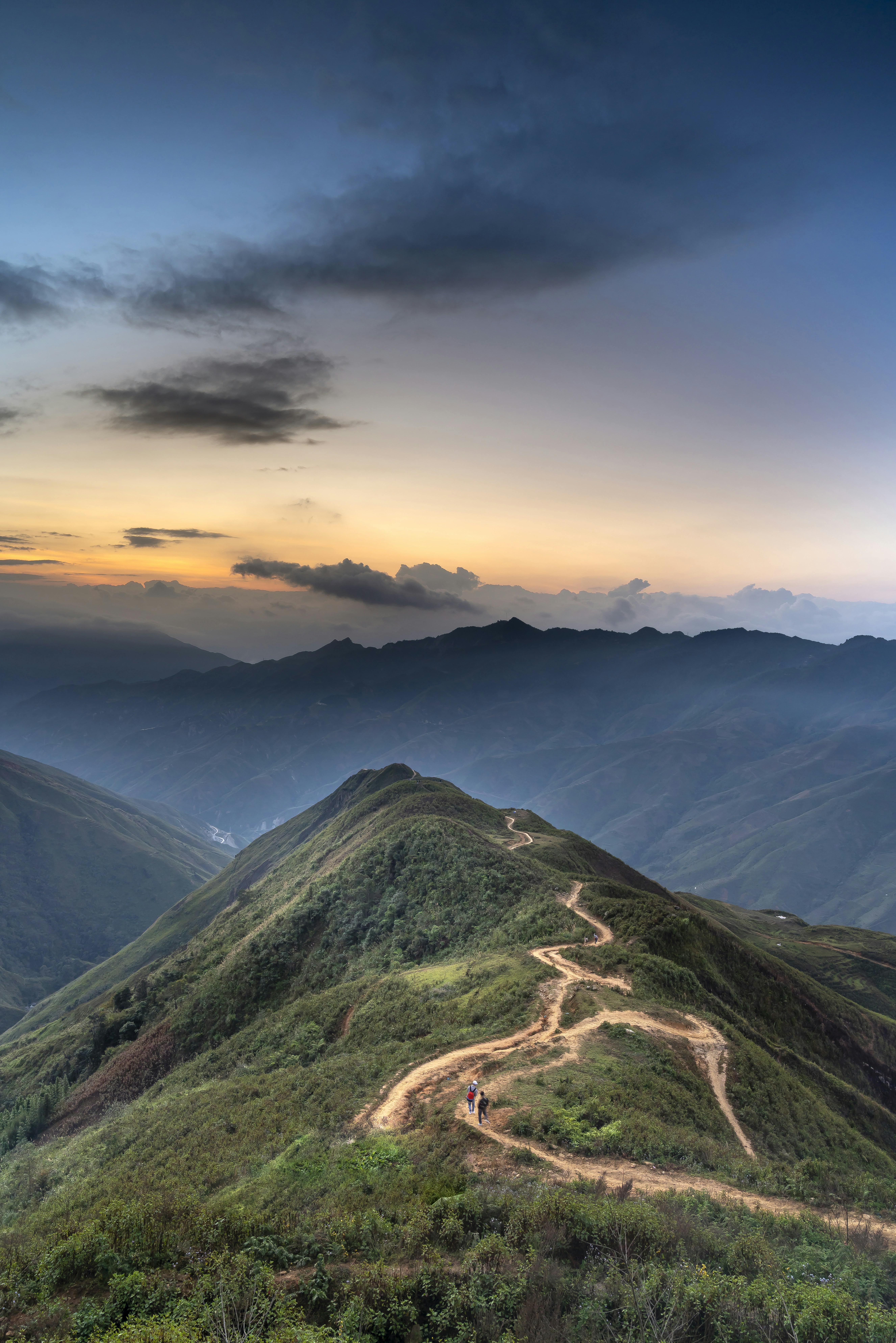 A dirt road going up the side of a mountain photo – Free Scenery Image ...