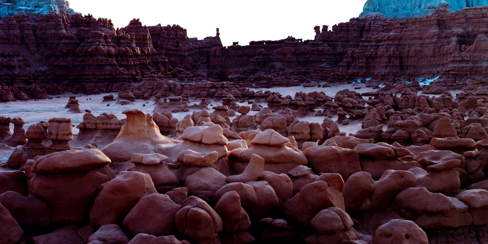 Un grande gruppo di rocce sedute nel mezzo di un deserto