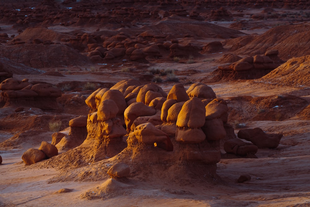 사막 한가운데있는 큰 바위 그룹