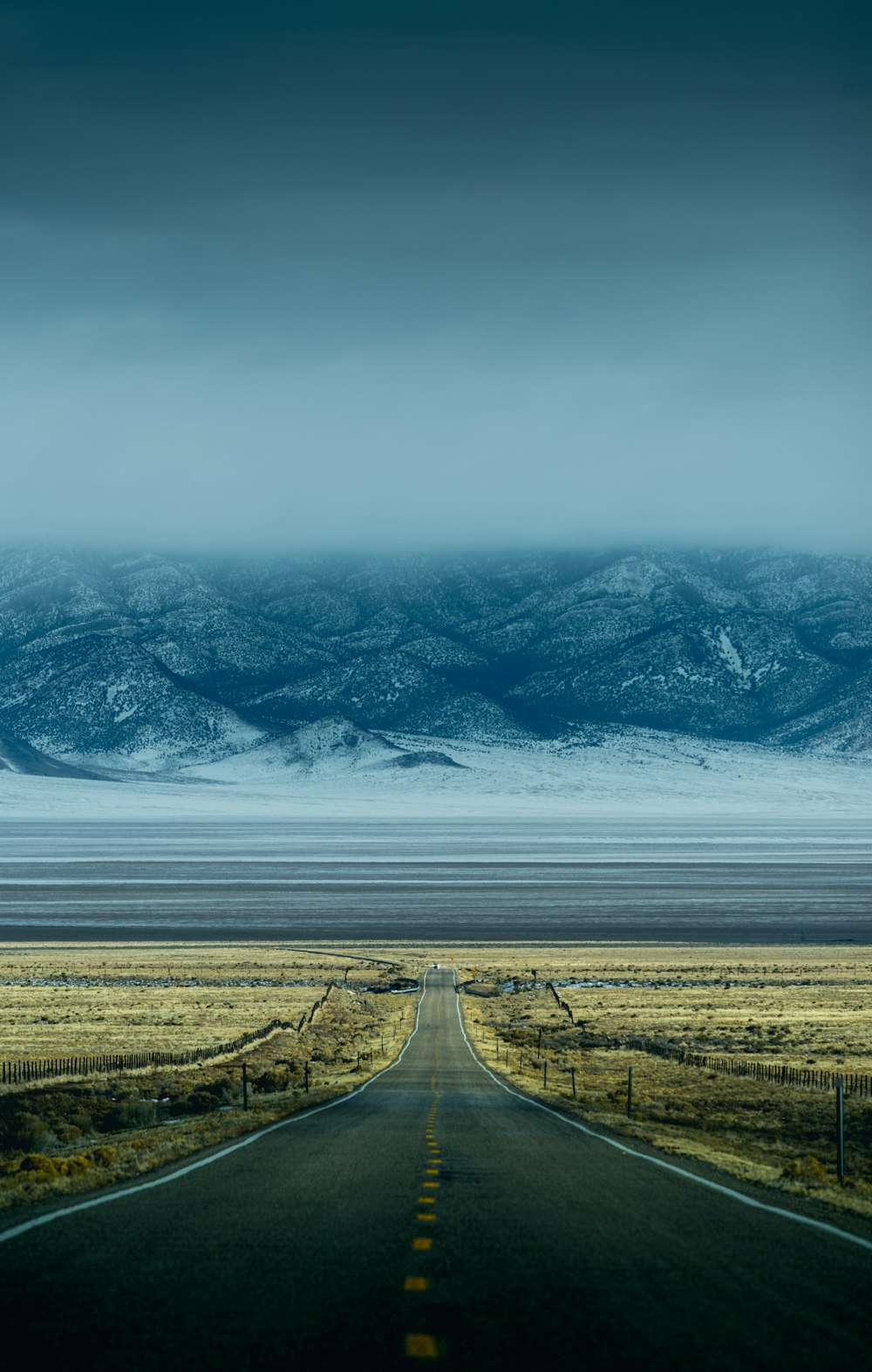 Foto Uma estrada vazia no meio do nada – Imagem de Montanhas wah wah grátis  no Unsplash