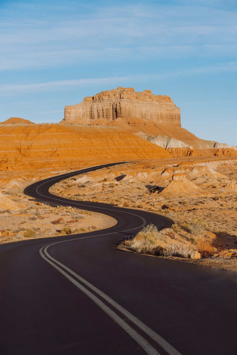 사막 한가운데있는 곡선 도로