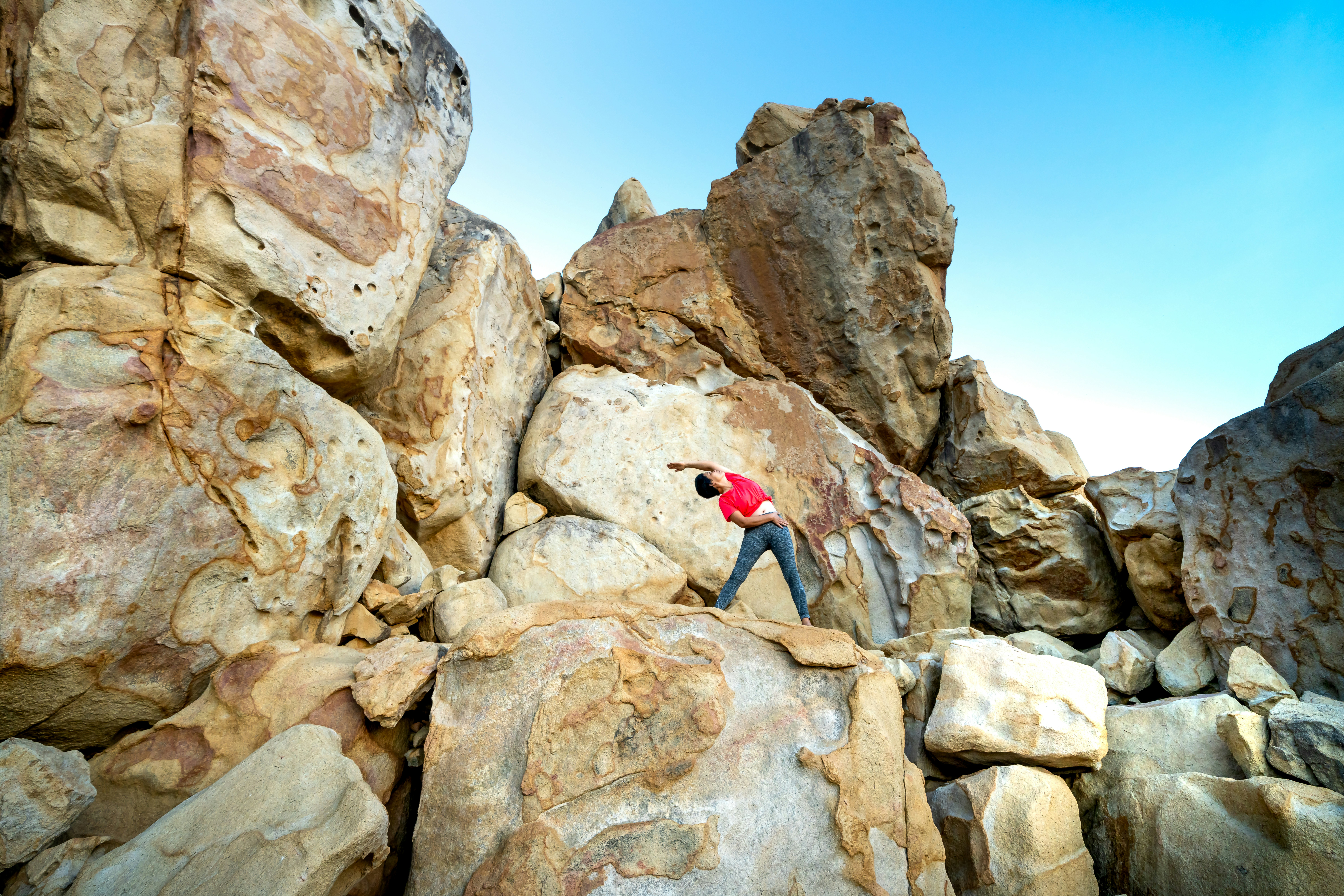 person som klättrar berg övervinner hinder med beslutsamhet och leende