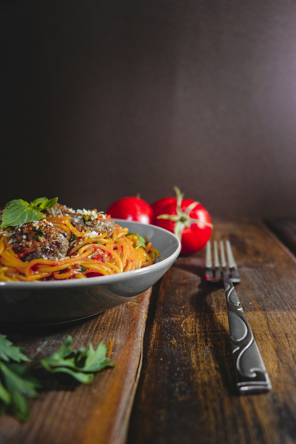 eine Schüssel Spaghetti mit Fleisch und Gemüse
